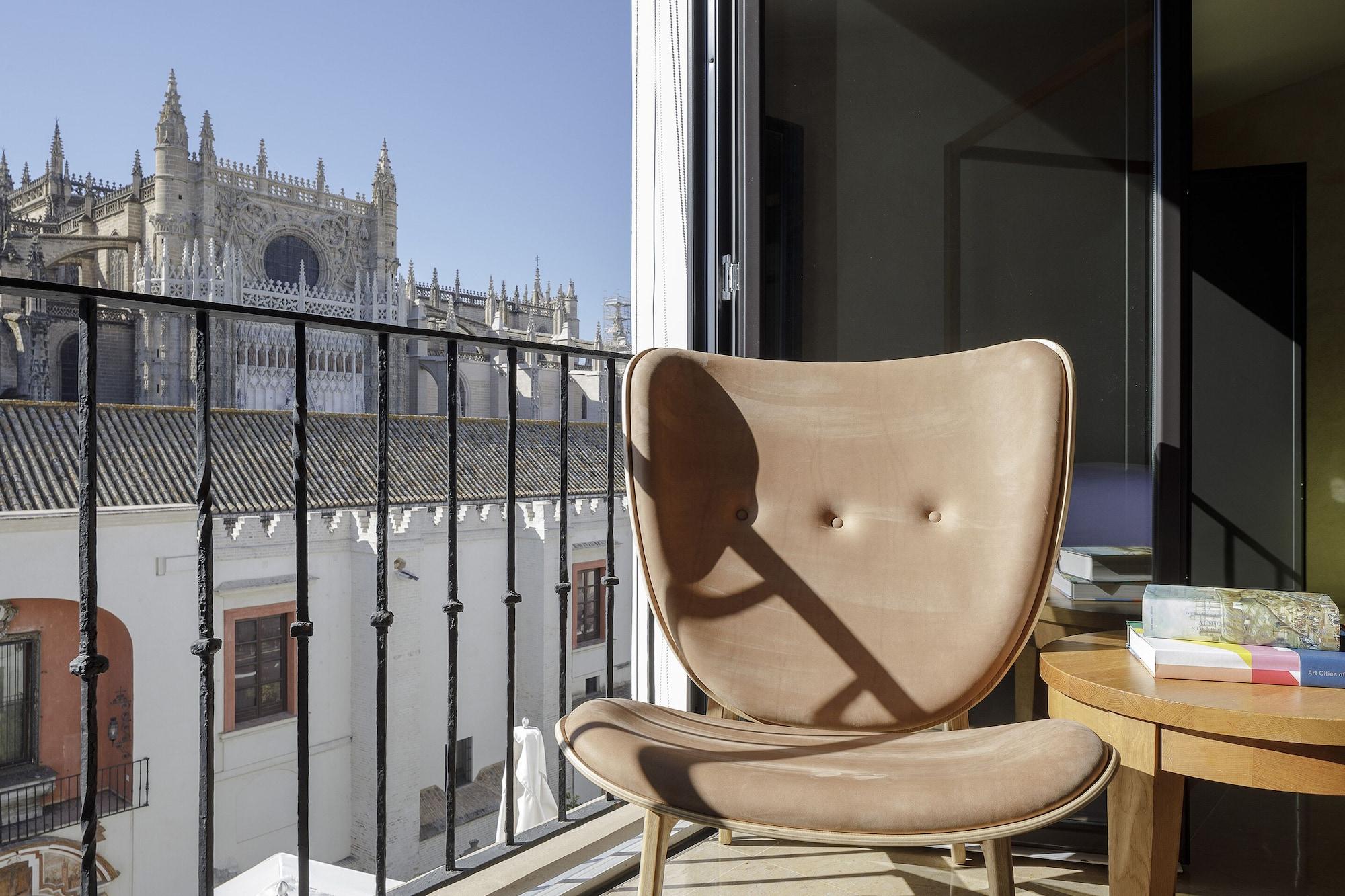 Eme Catedral Mercer Hotel Seville Luaran gambar The Butterfly chair