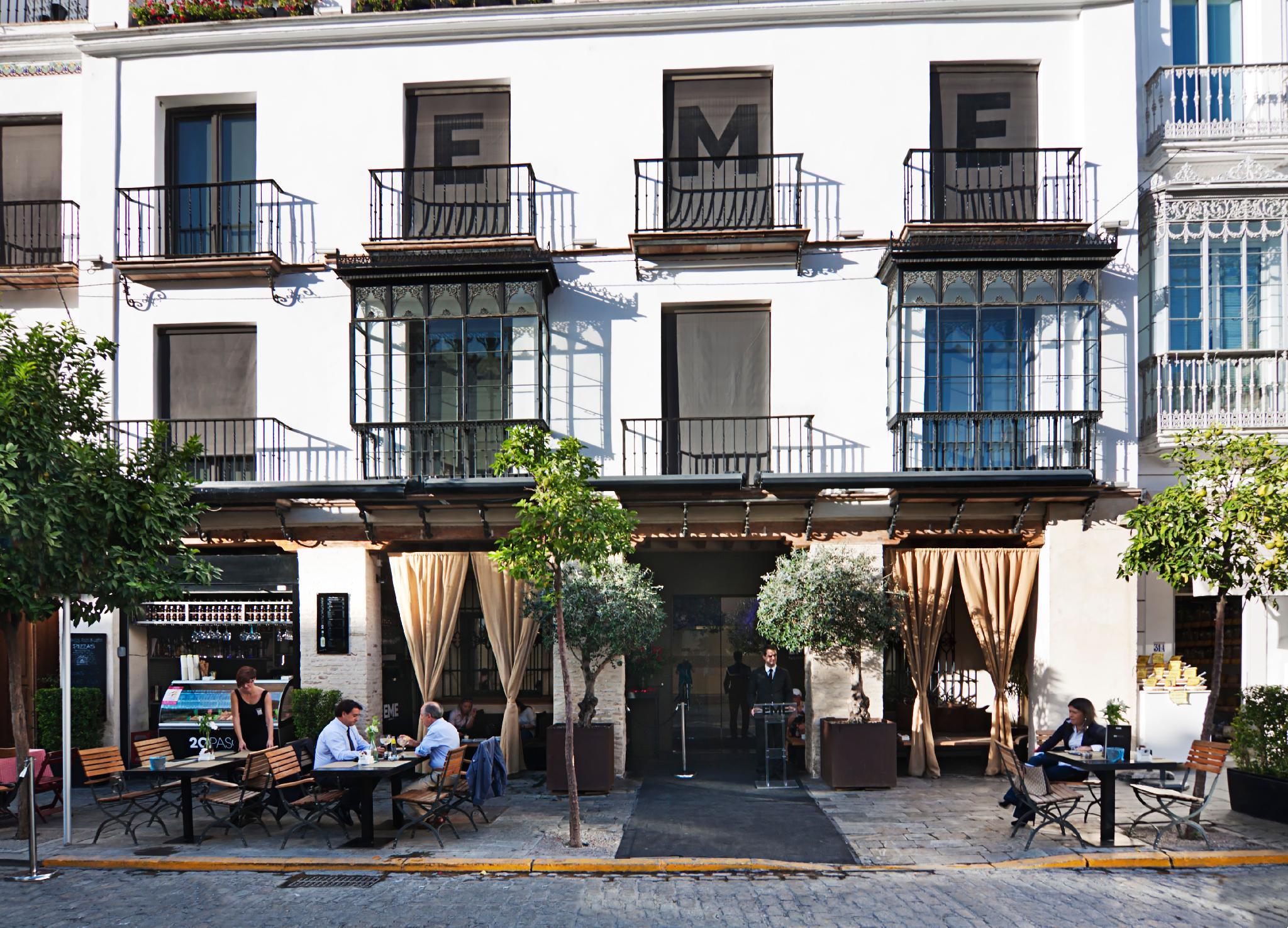 Eme Catedral Mercer Hotel Seville Luaran gambar A typical café in Seville