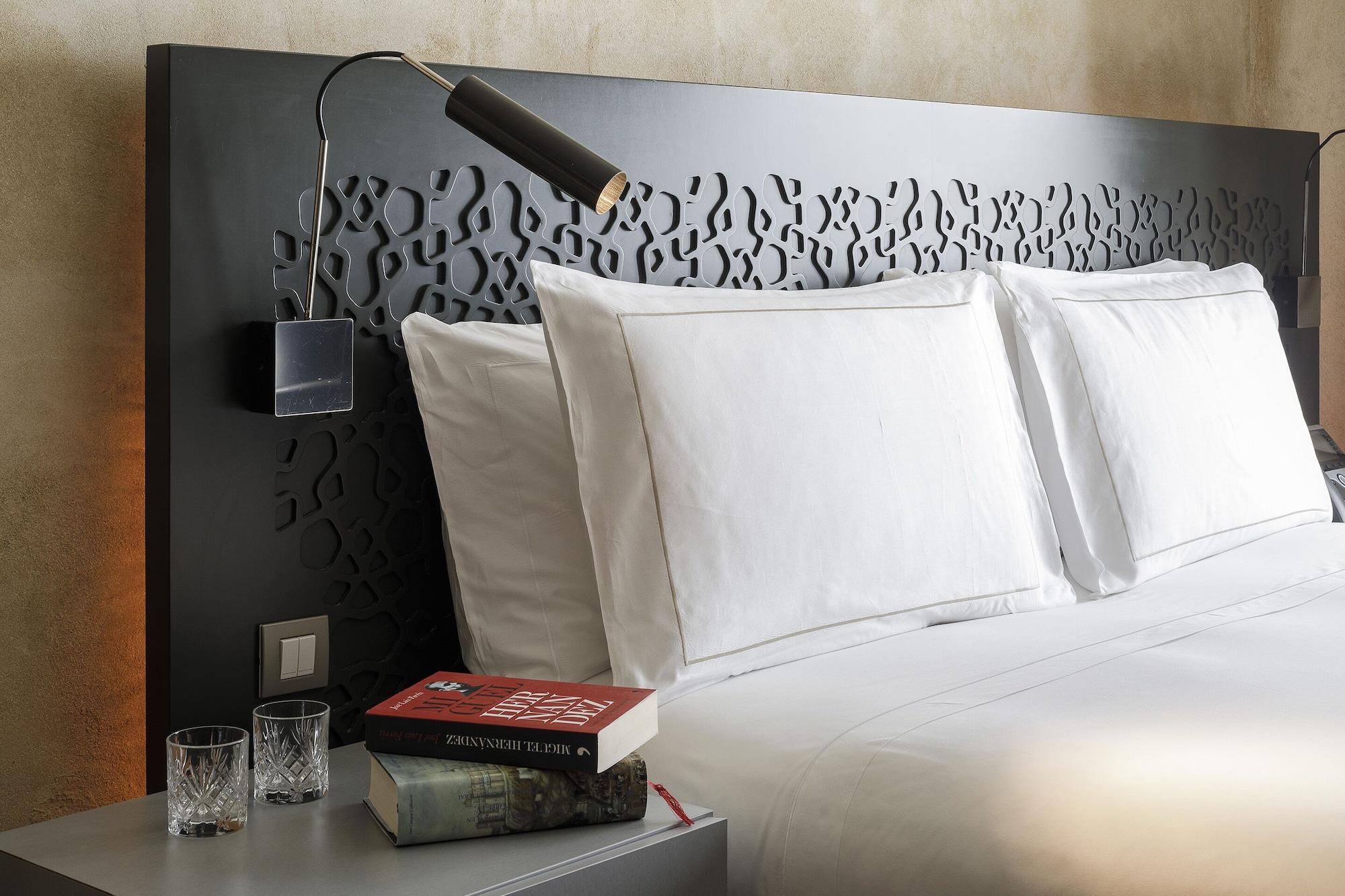 Eme Catedral Mercer Hotel Seville Luaran gambar A room at the hotel