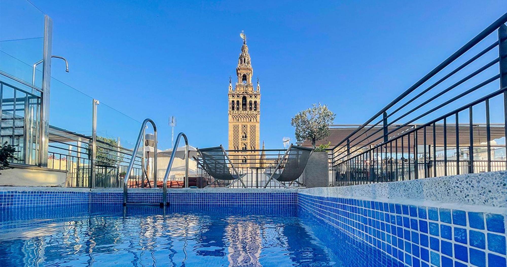 Eme Catedral Mercer Hotel Seville Luaran gambar The rooftop pool at the Hotel Casa 1800