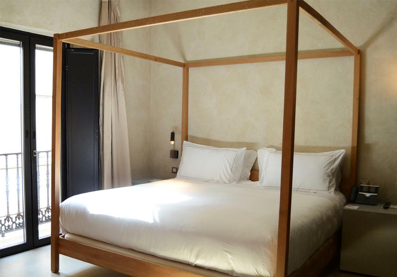 Eme Catedral Mercer Hotel Seville Luaran gambar A four-poster bed