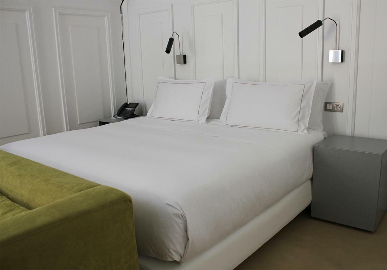 Eme Catedral Mercer Hotel Seville Luaran gambar A bed with a duvet