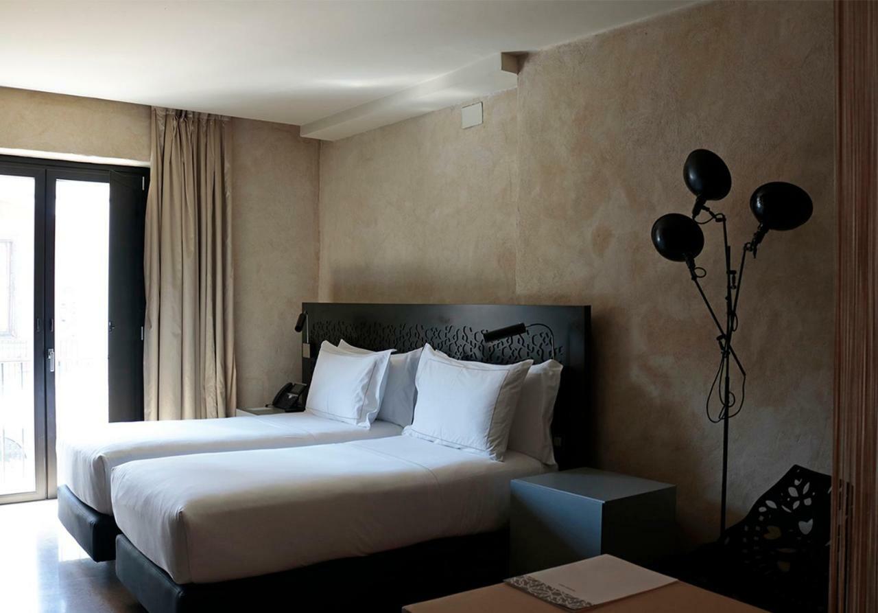 Eme Catedral Mercer Hotel Seville Luaran gambar A room at the hotel
