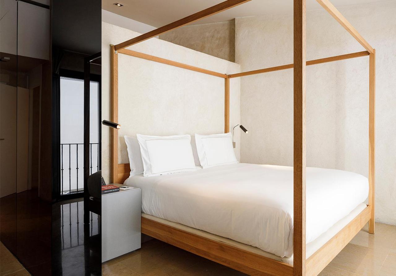 Eme Catedral Mercer Hotel Seville Luaran gambar A four-poster bed