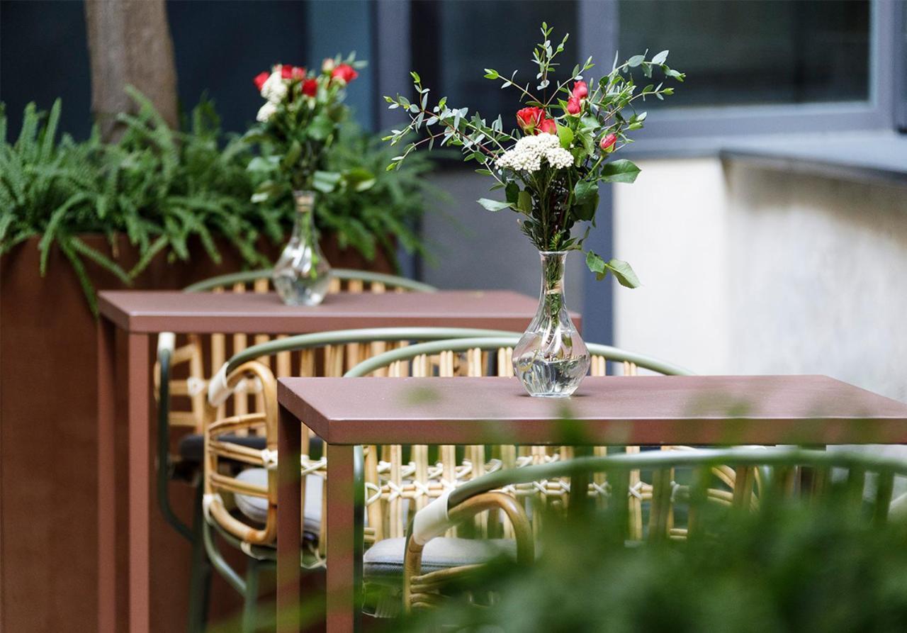 Eme Catedral Mercer Hotel Seville Luaran gambar The courtyard of the hotel