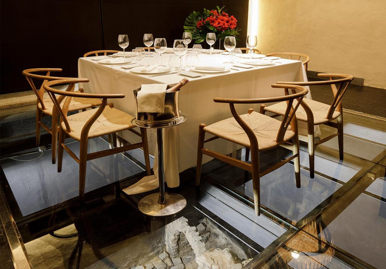 Eme Catedral Mercer Hotel Seville Luaran gambar Ch24 chairs at the Mandarin Oriental, Hong Kong