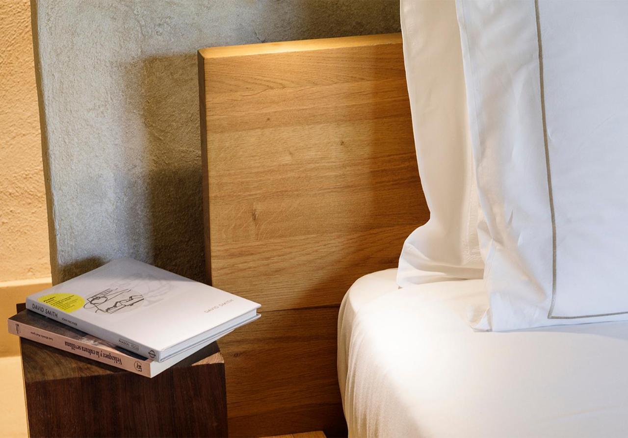 Eme Catedral Mercer Hotel Seville Luaran gambar A bed with a duvet
